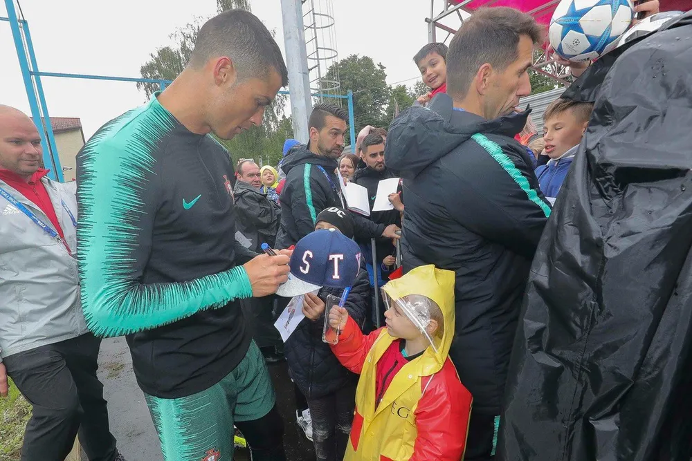 Hình ảnh các đội tuyển đến với nước Nga tươi đẹp - Ronaldo bị “quây“ ảnh 11