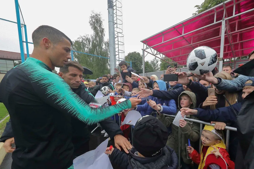 Hình ảnh các đội tuyển đến với nước Nga tươi đẹp - Ronaldo bị “quây“ ảnh 10