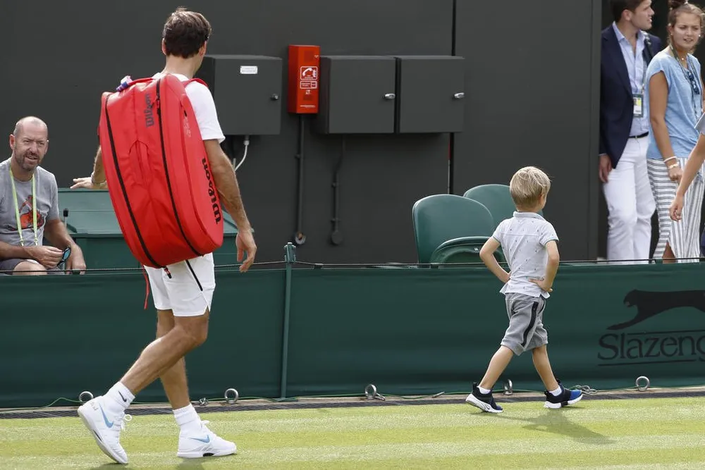 Khoảnh khắc cuối tuần: Federer chơi đùa với 2 con trai sinh đôi, Wozniacki lên ngôi ở Eastbourne ảnh 3
