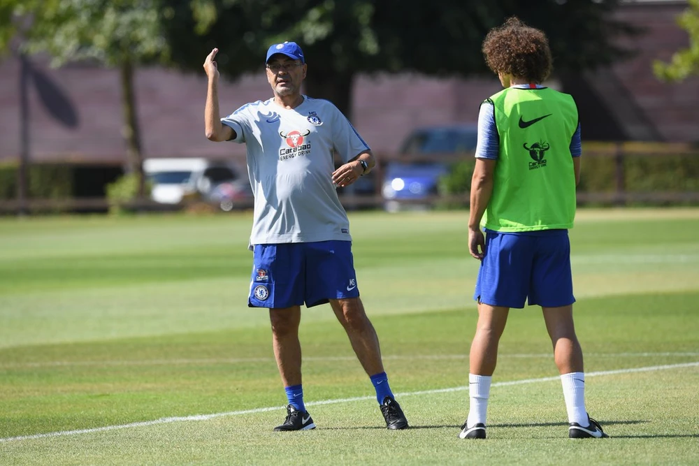 HLV Sarri đang làm việc với David Luiz trong 1 buổi tập gần đây