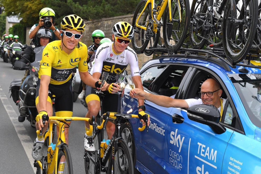 Geraint Thomas ăn mừng chiến thắng cùng với Chris Froome (giữa) và Dave Brailsford (phải)