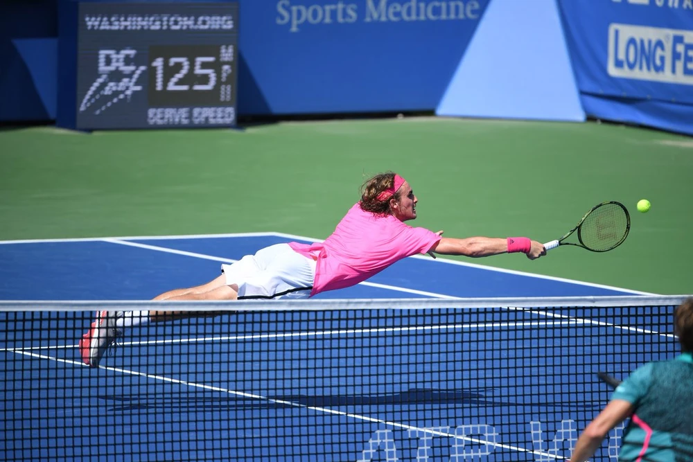 Stafanos Tsitsipas và pha bay lượn như chim để cứu bóng