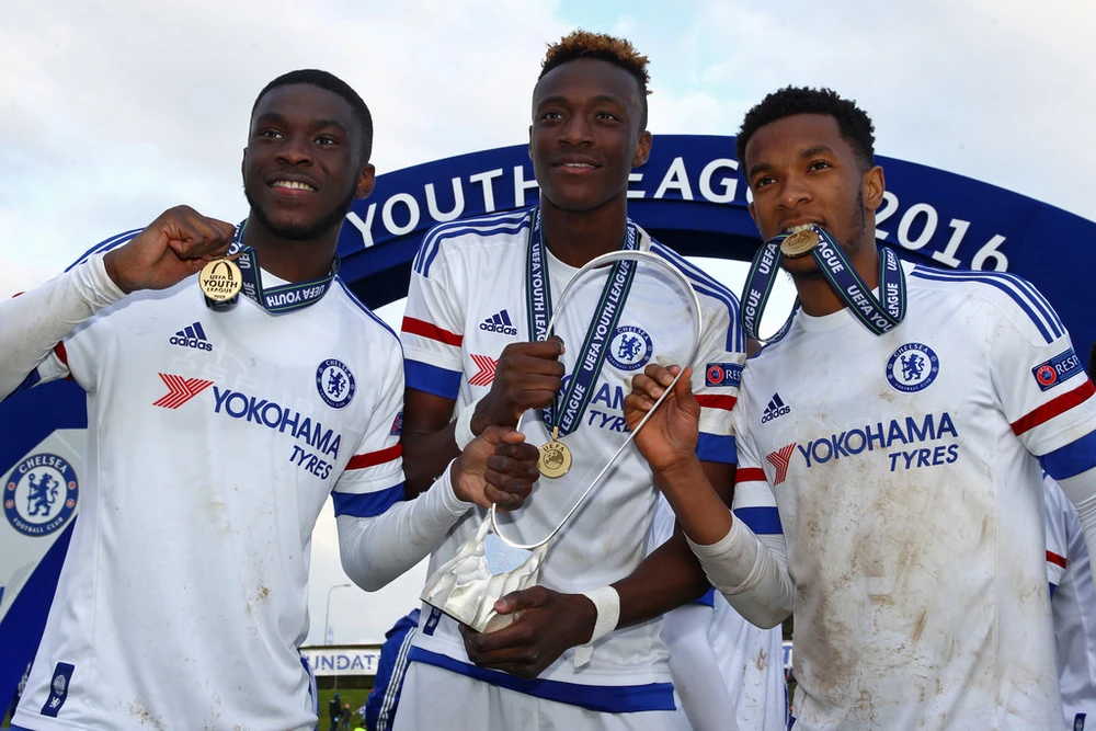 Fikayo Tomori (trái) thắng UEFA Youth League cùng với đội trẻ Chelsea hồi năm 2016