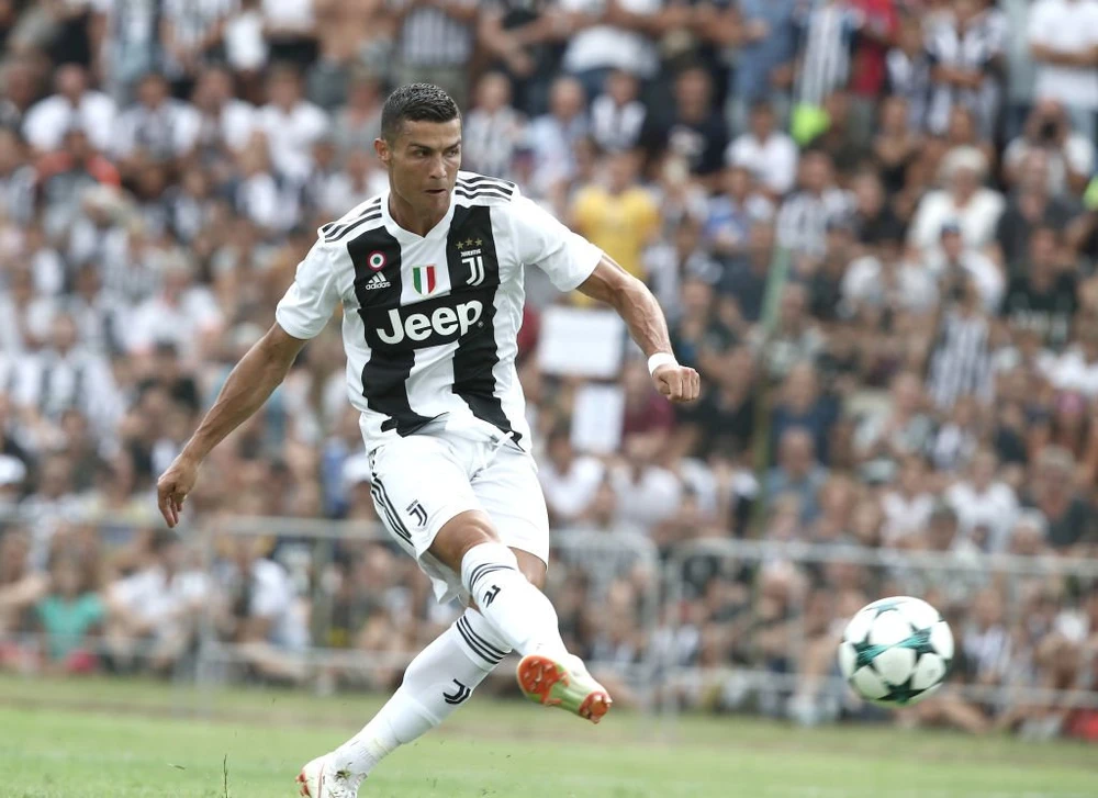 Ronaldo ghi bàn đầu tiên cho Juve sau khi chọc thủng lưới... Juve