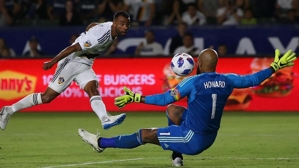 Ashley Cole dứt điểm qua người thủ môn Tim Howard