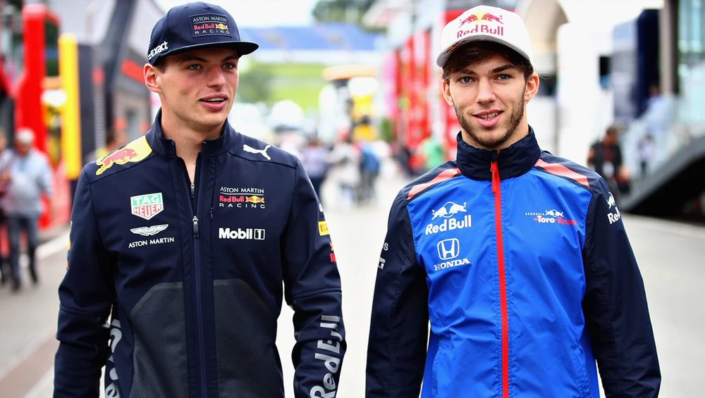 Pierre Gasly (phải) sẽ sát cánh cùng Max Verstappen từ mùa sau