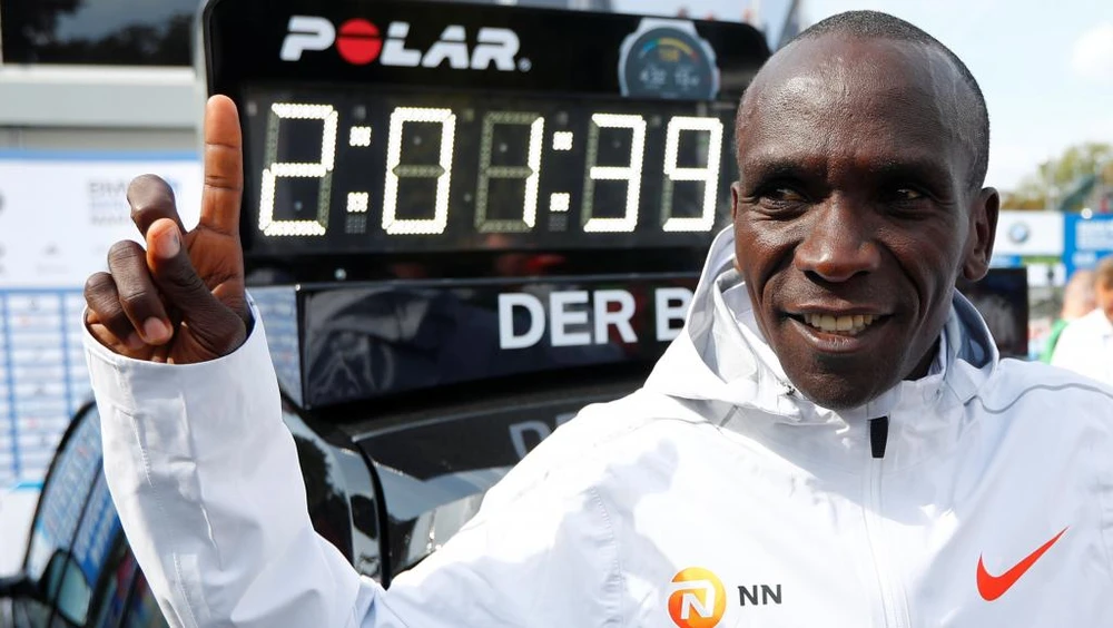 Kipchoge khoe KLTG mà anh vừa lập