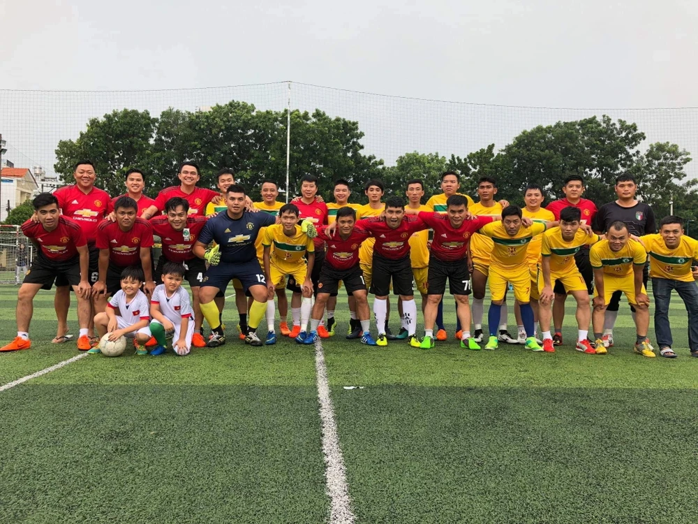 Đánh Không Đá FC (áo đỏ) và Chelsea Saigon All Stars trước trận đấu