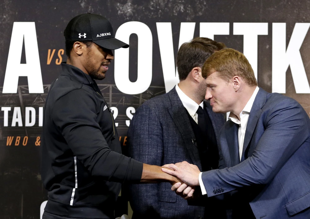 Alexander Povetkin (phải) và Anthony Joshua