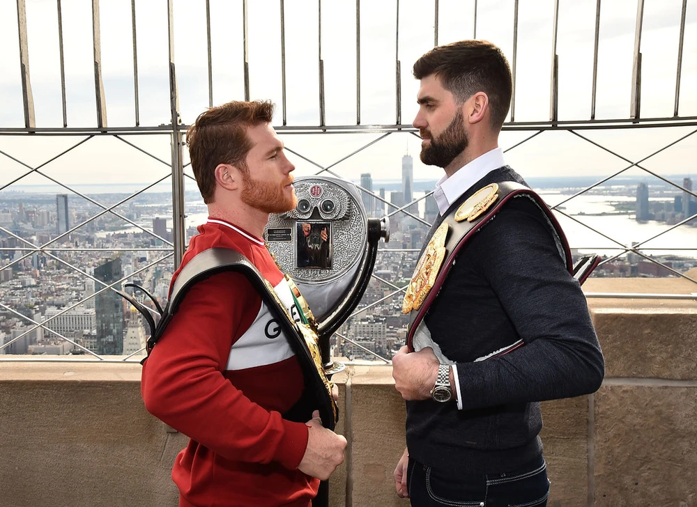 Canelo Alvarez (trái) mặt đối mặt với Rocky Fielding trên đỉnh Tòa nhà Empire State ở New York