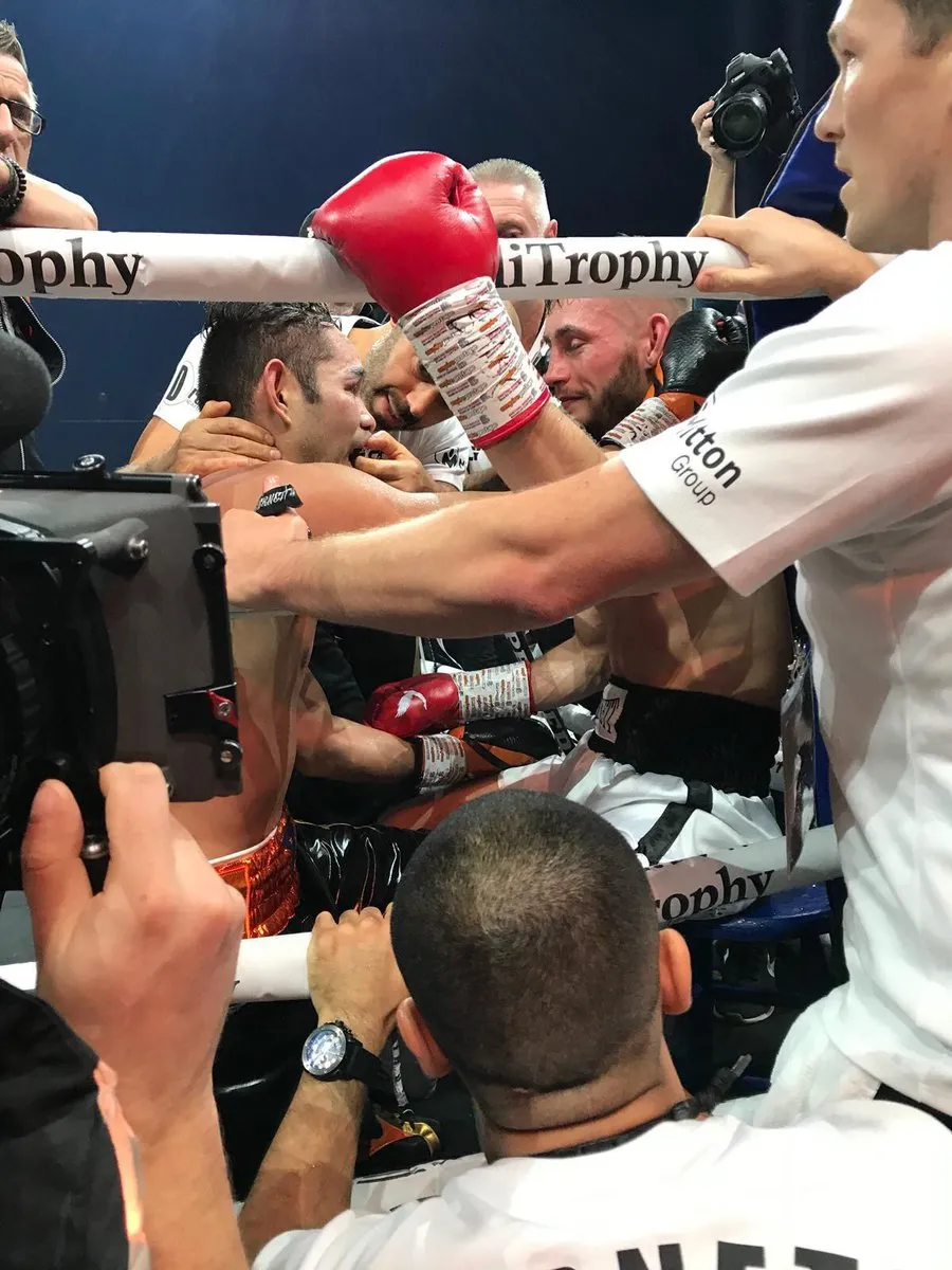 Quyền Anh: Dính chấn thương kỳ lạ, Burnett mất đai WBA, phải rời sàn trên cáng ảnh 3