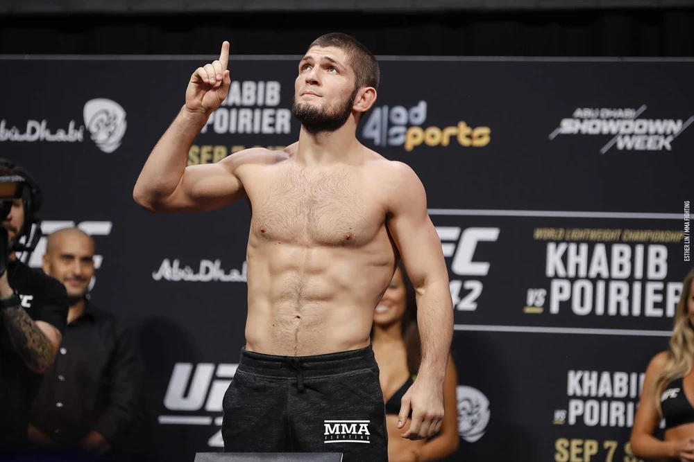 Khabib cầu nguyện trong buổi cân trọng lượng