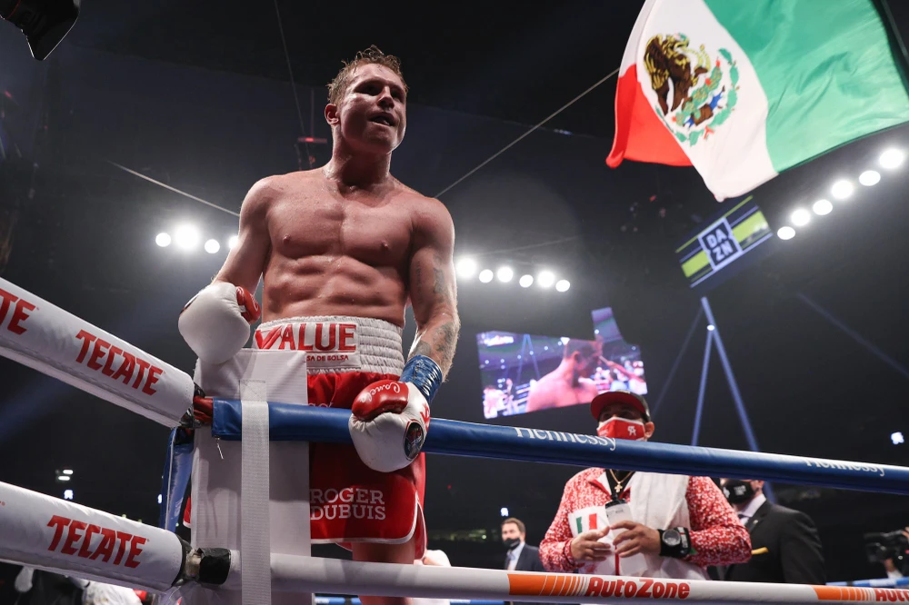 Canelo phất cao cờ Mexico