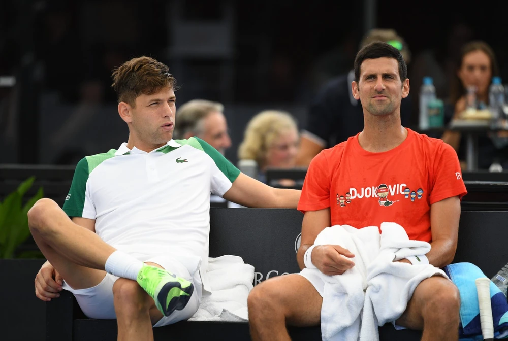 Djokovic "hợp tác" cùng Krajinovic đánh bại Sinner