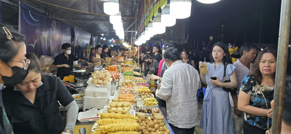 Thức ăn nhanh phủ sóng tại lễ hội tôm hùm 20240809_182455.jpg