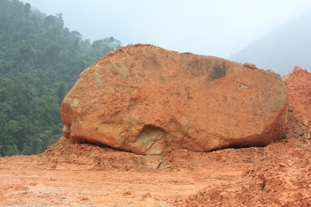 Hàng ngàn khối đất đá sạt lở chia cắt đèo Khánh Lê