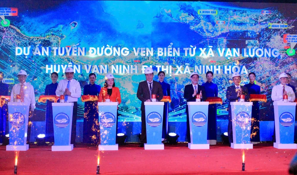 Các đại biểu bấm nút khởi công Dự án Tuyến đường ven biển từ xã Vạn Lương (huyện Vạn Ninh) đi thị xã Ninh Hòa z6148739665344_c002b0ea0d3411556a6af6120398c921.jpg