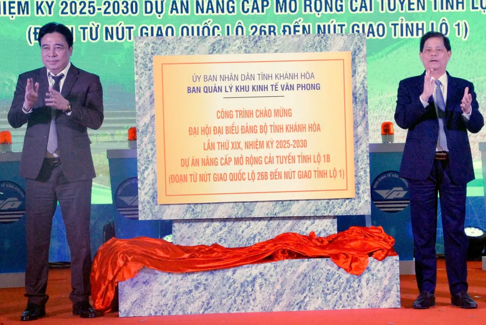 Lãnh đạo tỉnh Khánh Hòa thực hiện nghi thức gắn biển công trình chào mừng Đại hội đại biểu Đảng bộ tỉnh lần thứ XIX, nhiệm kỳ 2025 - 2030 đối với Dự án Nâng cấp mở rộng cải tuyến Tỉnh lộ 1B z6148739740939_0b034375d85600a1a869b8eb9eb937bf.jpg