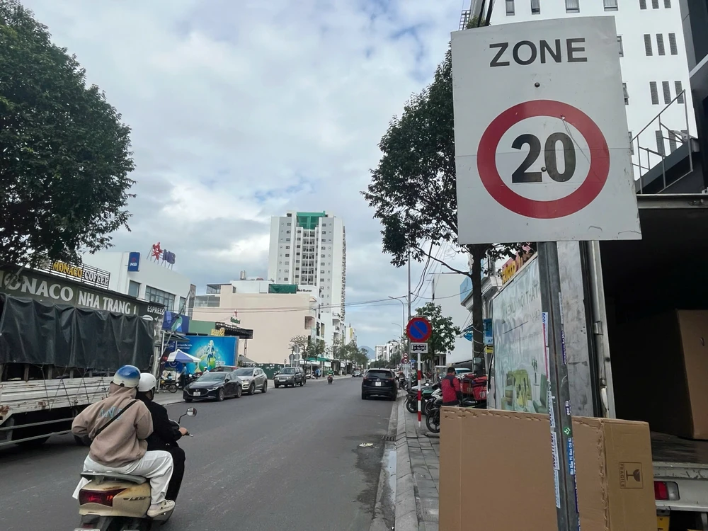 Biển giới hạn tốc độ "Zone 20" trên đường Thích Quảng Đức thời điểm chưa được tháo dỡ z6208823496162_ba38411a8c058155252dd709cc26f7aa.jpg