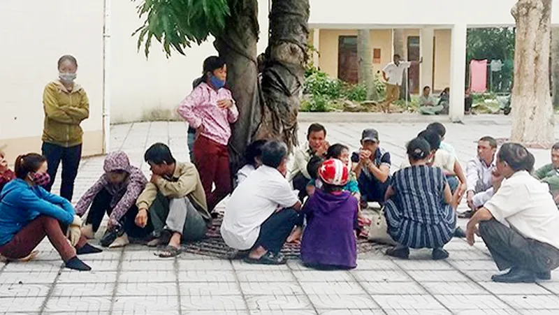 Người nhà tập trung tại bệnh viện yêu cầu làm rõ nguyên nhân cái chết của anh H. Ảnh: T.C