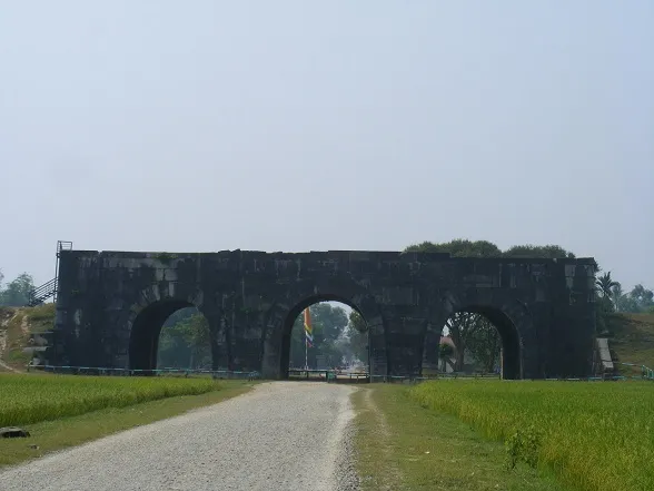 Thành Nhà Hồ - Đá truyền lời tiền nhân	 ảnh 2