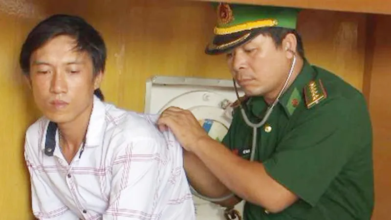 Anh Thâu đang được cán bộ Đồn BP Cửa Lò-Bến Thủy kiểm tra sức khỏe. Ảnh: T.B