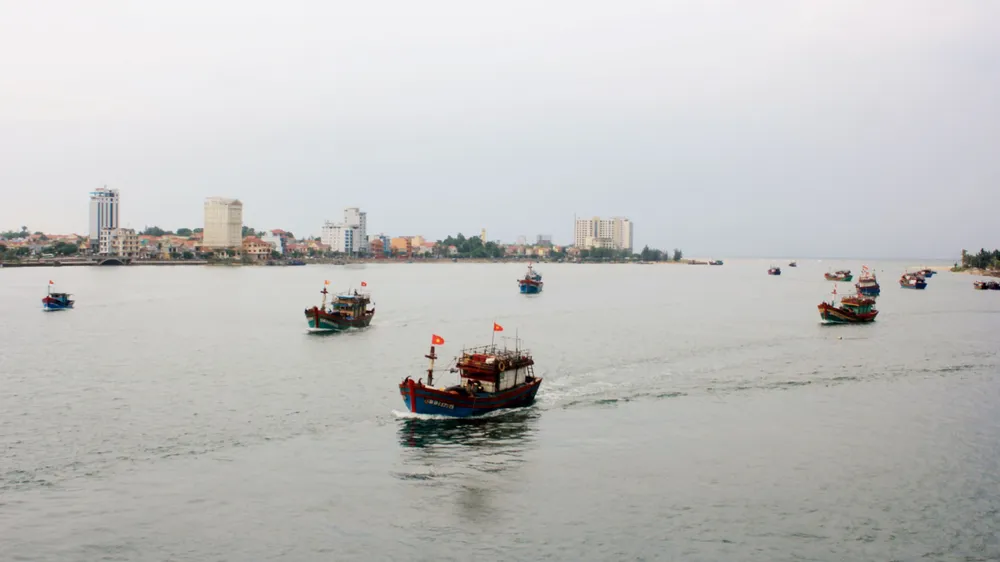 Các tỉnh miền Trung khẩn trương đối phó với bão số 10 ảnh 1