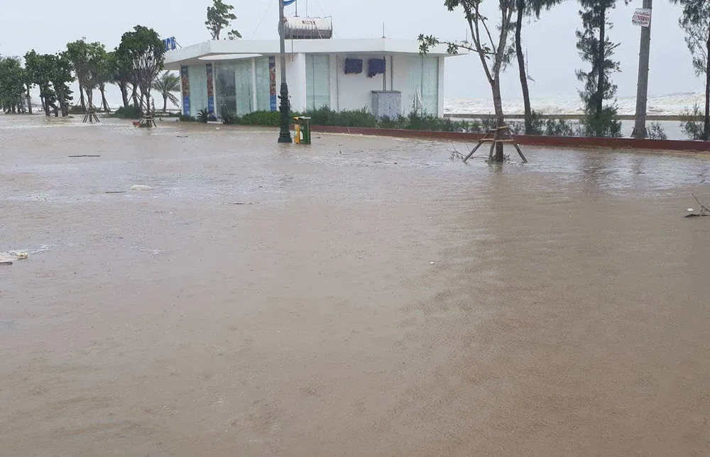 Bão hoành hành kinh hoàng, miền Trung ra sức chống chọi ảnh 41