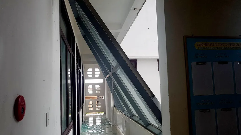 Bão hoành hành kinh hoàng, miền Trung ra sức chống chọi ảnh 12