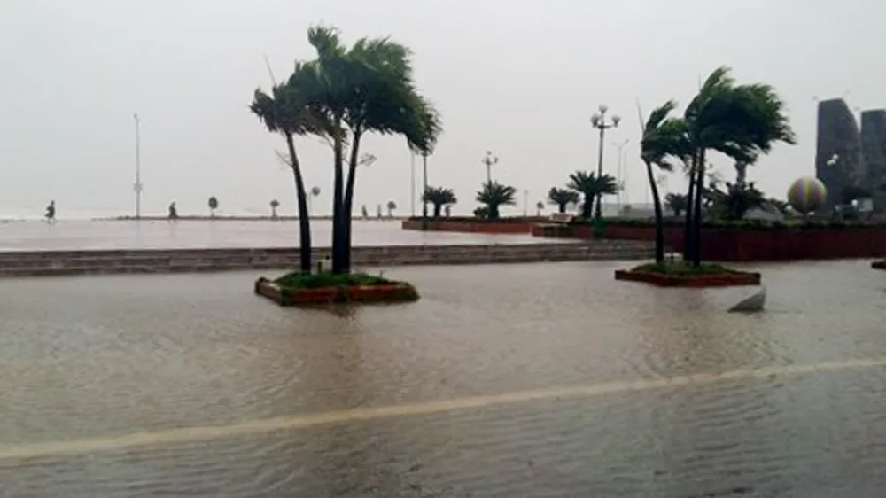 Bão hoành hành kinh hoàng, miền Trung ra sức chống chọi ảnh 4