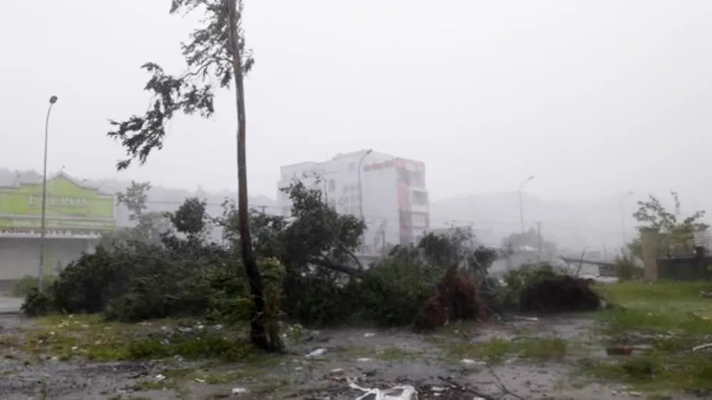 Bão hoành hành kinh hoàng, miền Trung ra sức chống chọi ảnh 8