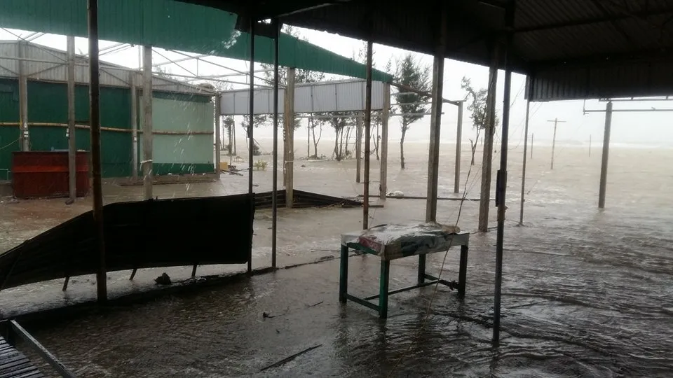 Bão hoành hành kinh hoàng, miền Trung ra sức chống chọi ảnh 2