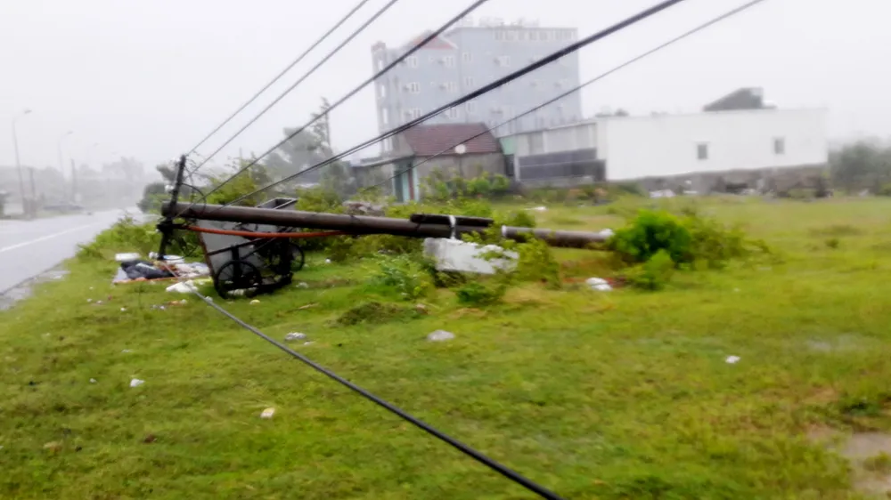 Bão hoành hành kinh hoàng, miền Trung ra sức chống chọi ảnh 6