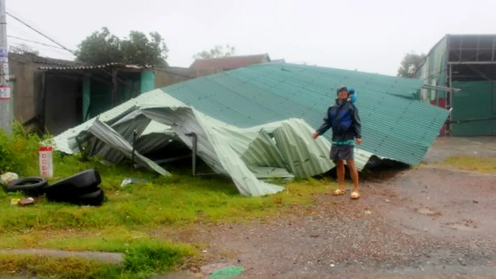 Bão hoành hành kinh hoàng, miền Trung ra sức chống chọi ảnh 9