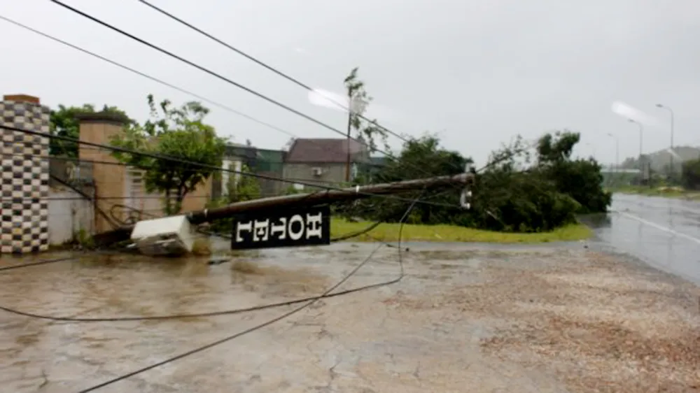 Bão hoành hành kinh hoàng, miền Trung ra sức chống chọi ảnh 7