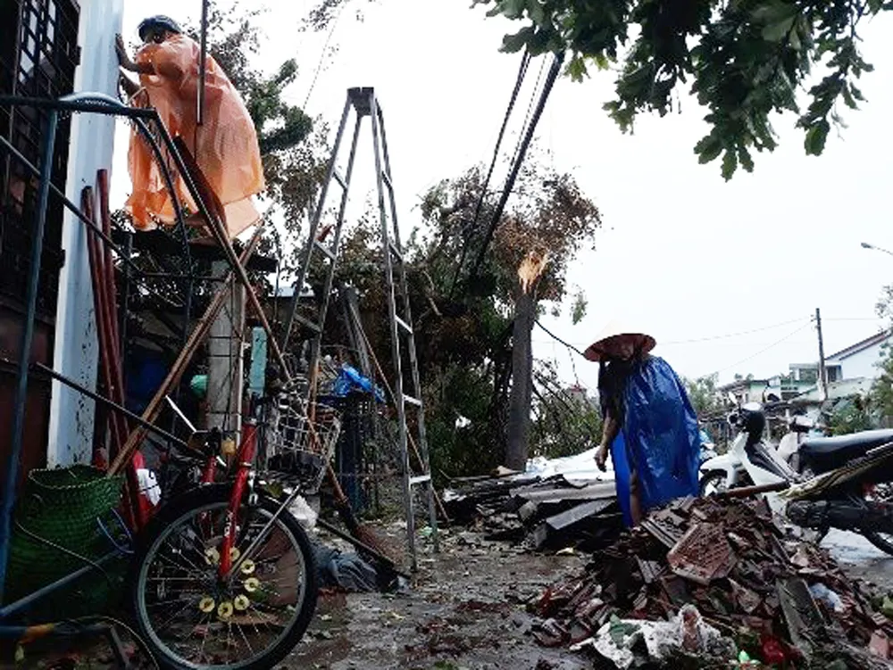 Bão hoành hành kinh hoàng, miền Trung ra sức chống chọi ảnh 36