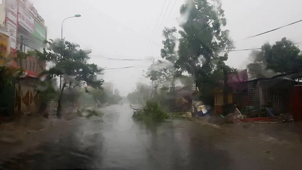 Bão hoành hành kinh hoàng, miền Trung ra sức chống chọi ảnh 25