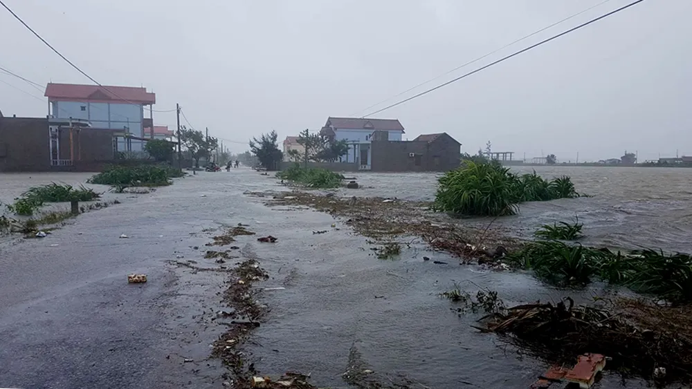 Bão hoành hành kinh hoàng, miền Trung ra sức chống chọi ảnh 13