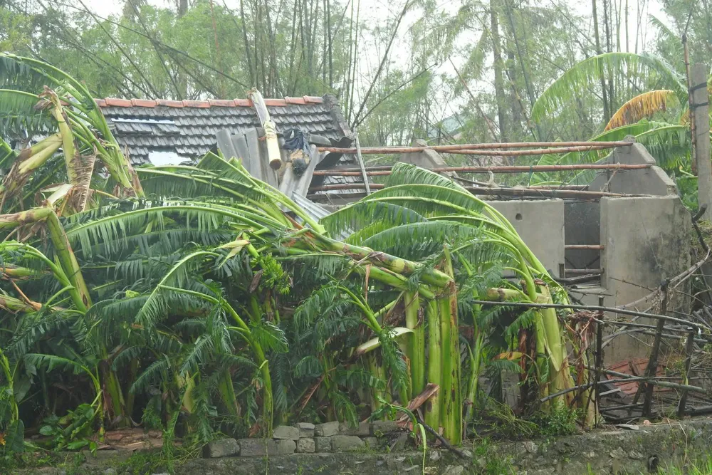 Bão hoành hành kinh hoàng, miền Trung ra sức chống chọi ảnh 20