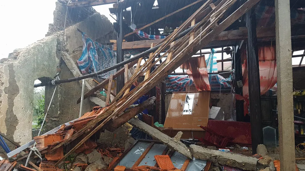 Bão hoành hành kinh hoàng, miền Trung ra sức chống chọi ảnh 24