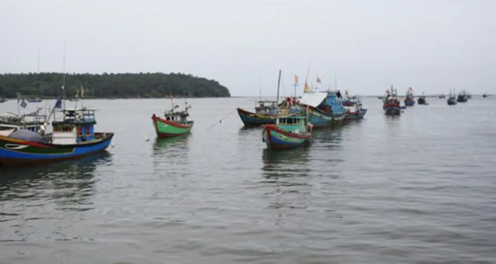 Bão hoành hành kinh hoàng, miền Trung ra sức chống chọi ảnh 39