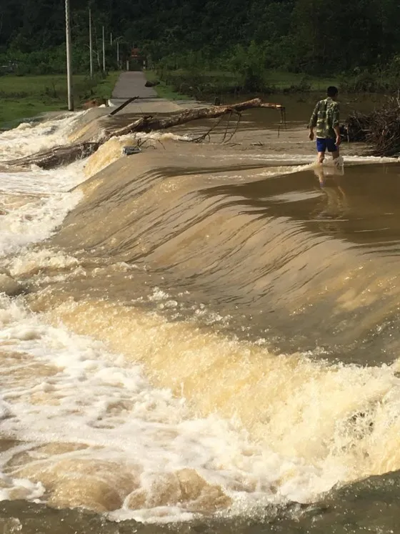 Mưa lũ khiến 4 người chết và mất tích, Nhà máy thủy điện Hố Hô xả lũ  ảnh 8