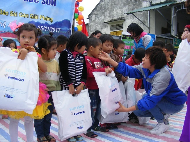 Xây phòng học, trao quà cho trẻ vùng cao ảnh 5 Xây phòng học, trao quà cho trẻ vùng cao ảnh 5