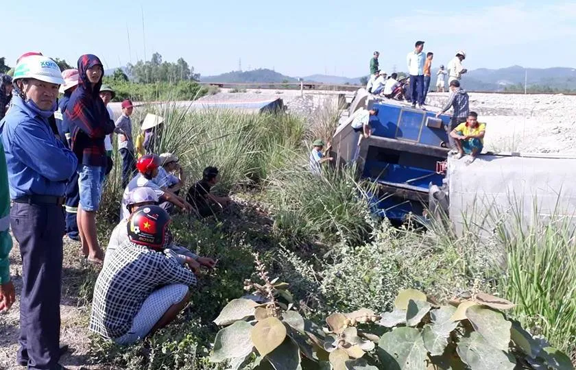 Tàu hoả đâm xe chở đá, 2 người chết, 8 người bị thương ảnh 7