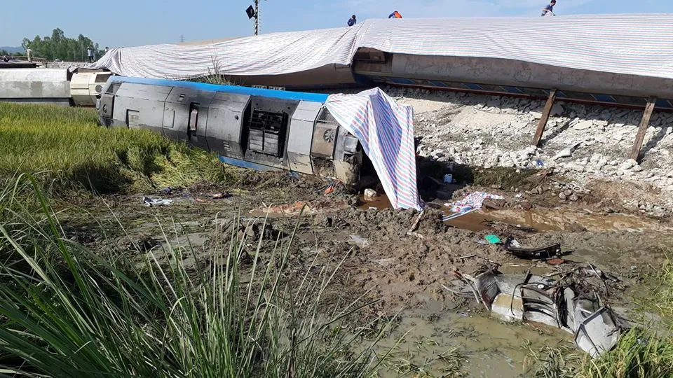 Tàu hoả đâm xe chở đá, 2 người chết, 8 người bị thương ảnh 8