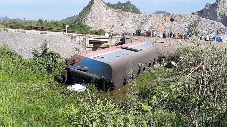 Tàu hoả đâm xe chở đá, 2 người chết, 8 người bị thương ảnh 6