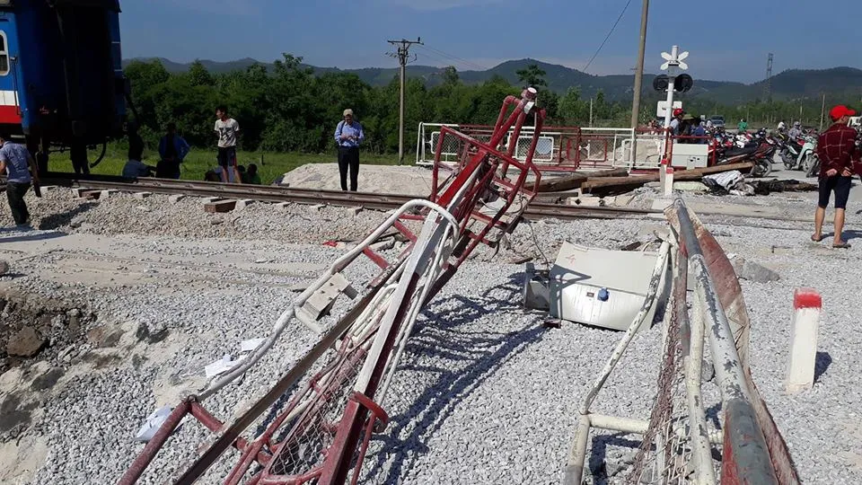 Tàu hoả đâm xe chở đá, 2 người chết, 8 người bị thương ảnh 5