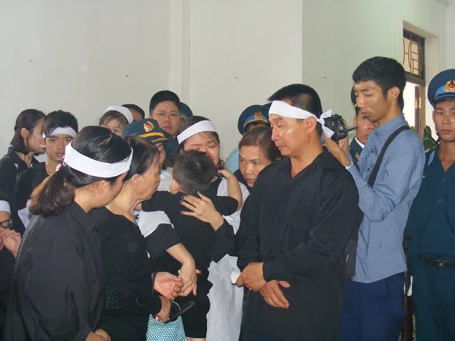Lễ truy điệu 2 phi công hy sinh trong khi làm nhiệm vụ bay huấn luyện ảnh 6 Lễ truy điệu 2 phi công hy sinh trong khi làm nhiệm vụ bay huấn luyện ảnh 6