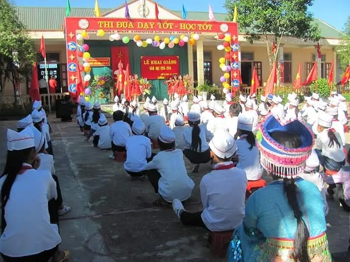 Thầy cô, học sinh vùng mưa lũ gạt bùn đất tổ chức khai giảng ảnh 9