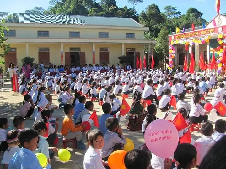 Thầy cô, học sinh vùng mưa lũ gạt bùn đất tổ chức khai giảng ảnh 10